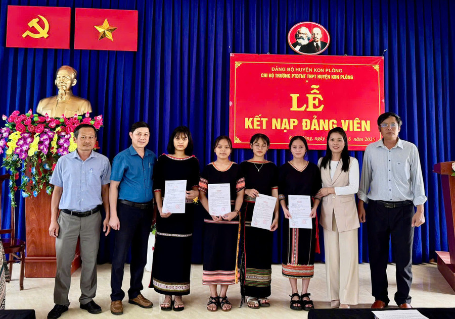 Nữ sinh Y Thị Viện (thứ 4 từ trái sang) vinh dự nối tiếp truyền thống gia đình. Ảnh: Dung Nguyễn dang-vien-tre-va-khat-vong-cong-hien-1.jpg