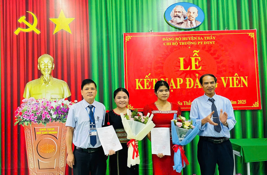 Y Thu (thứ 2 từ trái sang) được kết nạp Đảng khi vừa tròn 18 tuổi. Ảnh: Dung Nguyễn
