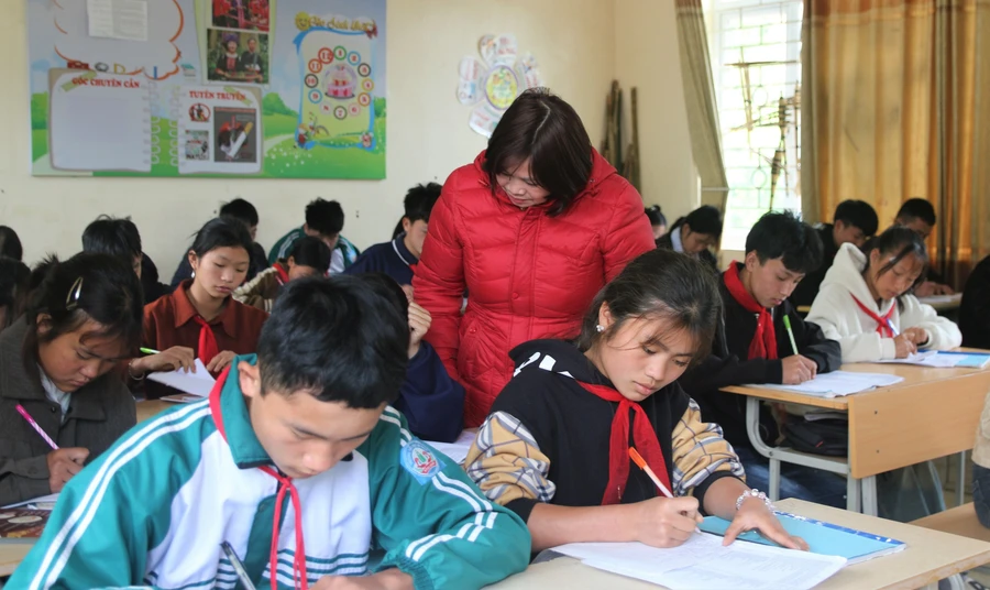 Cô và trò Trường Phổ thông dân tộc bán trú Tiểu học và THCS Nùng Nàng.