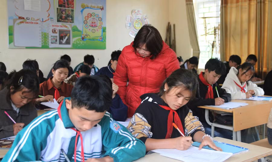 Cô và trò Trường Phổ thông dân tộc bán trú Tiểu học và THCS Nùng Nàng.