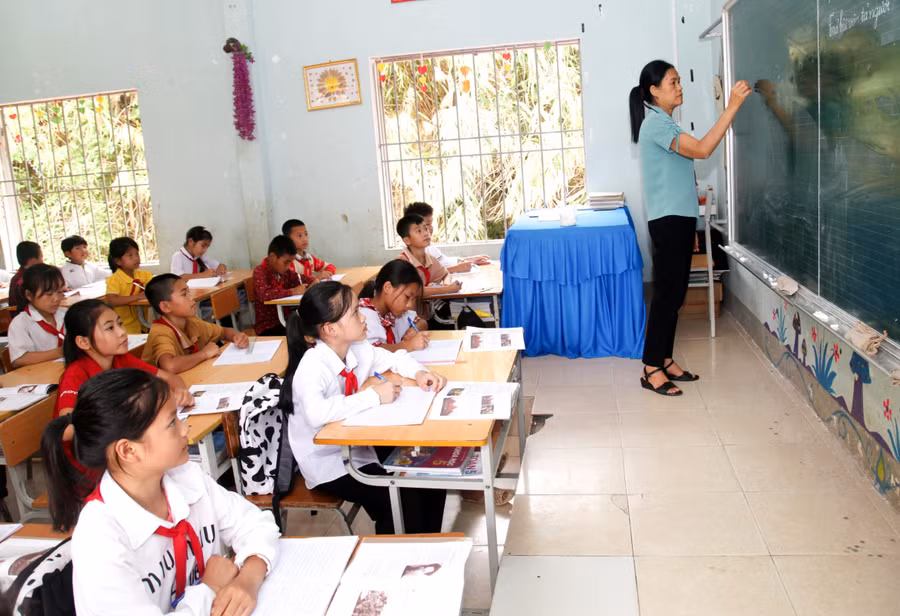 Cô và trò Trường PTDTBT Tiểu học xã Nậm Ban (Mèo Vạc, Hà Giang). Ảnh: Nguyễn Lâm