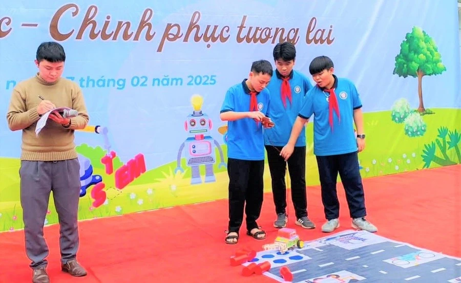 Học sinh Trường THCS Trường Thi (TP Vinh, Nghệ An) tham gia Ngày hội STEM. Ảnh: NTCC