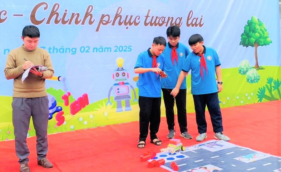 Học sinh Trường THCS Trường Thi (TP Vinh, Nghệ An) tham gia Ngày hội STEM. Ảnh: NTCC