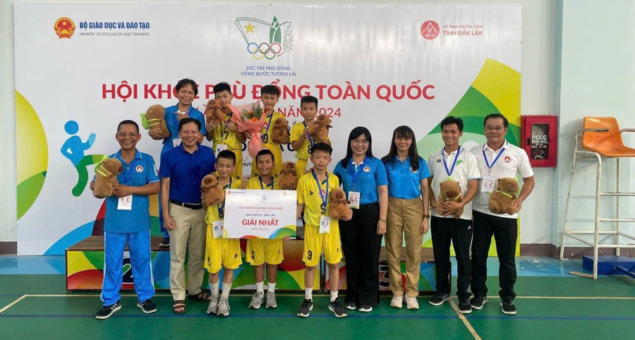 Học sinh Trường Tiểu học Phú Thọ (TPHCM) giành giải Nhất môn đá cầu tại Hội khỏe Phù Đổng toàn quốc. Ảnh: NTCC day-hoc-2-buoi-ngay-2.jpg