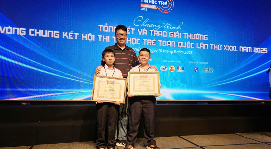 Nhờ sự hướng dẫn của thầy Đăng, nhiều học sinh Trường Tiểu học Thạnh Mỹ đoạt giải cao trong Hội thi Tin học trẻ toàn quốc. thay-giao-tre-lap-trinh-tuong-lai-cho-hoc-tro-3-2043.jpg