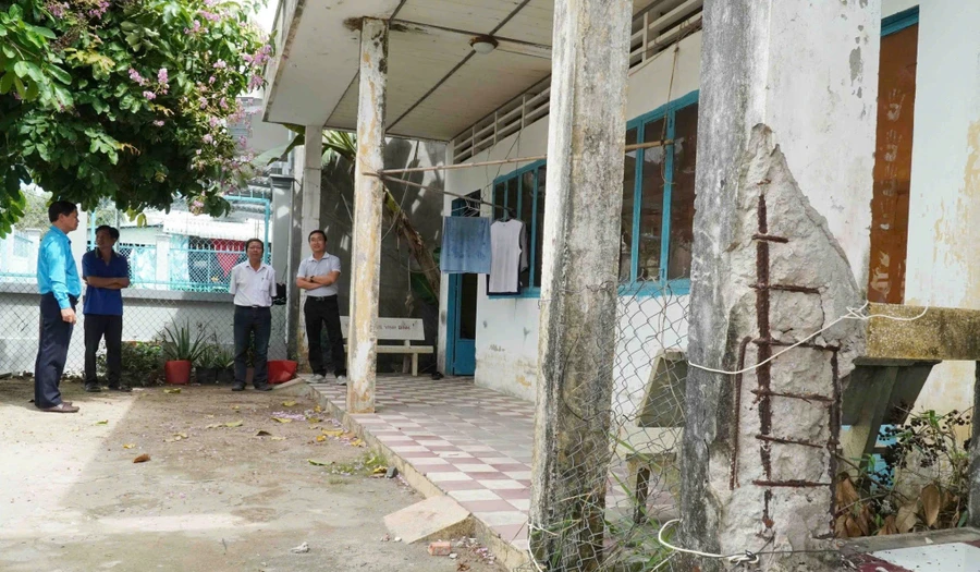 Một trong hai nhà tập thể giáo viên tại thị trấn Vĩnh Bình (Châu Thành, An Giang) đã xuống cấp. Ảnh: Q. Ngữ