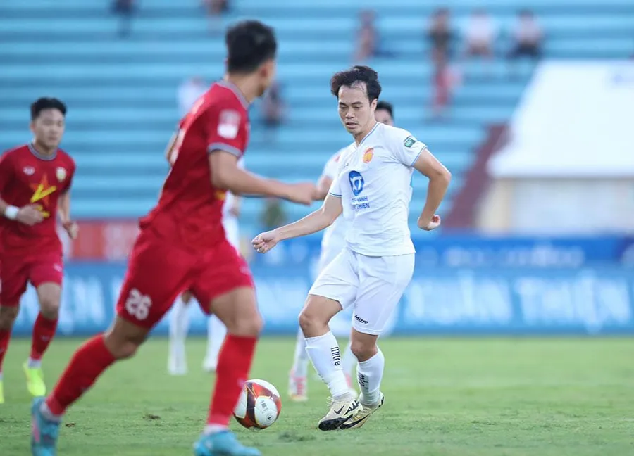 Nam Định (áo trắng) giành ngôi vô địch V-League 2023 - 2024 sau trận thắng Khánh Hòa 5-1, ngày 25/6. Ảnh: VPF.