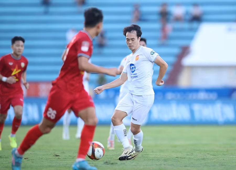 Nam Định (áo trắng) giành ngôi vô địch V-League 2023 - 2024 sau trận thắng Khánh Hòa 5-1, ngày 25/6. Ảnh: VPF.