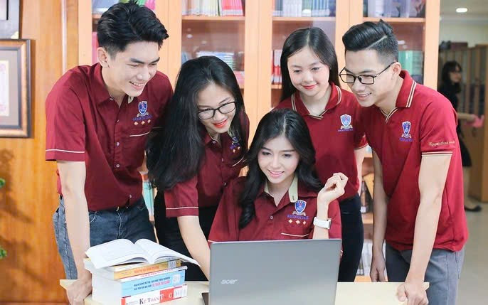 Cô trò Trường Đại học Nguyễn Tất Thành. Ảnh: NTCC