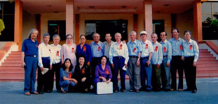 Tác giả (thứ 2 bên trái) về dự họp mặt giáo dục truyền thống kháng chiến khu Trung Nam Bộ lần thứ XI. Ảnh: NVCC