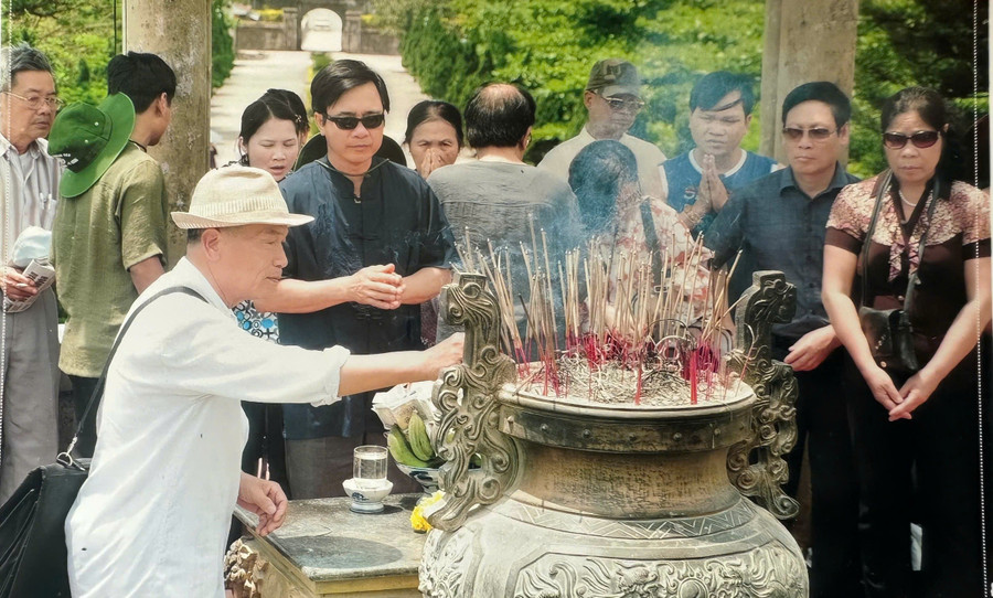 Tác giả (thứ nhất bên trái) thắp hương tại Thành cổ Quảng Trị. Ảnh: NVCC nhung-ngay-day-hoc-o-vung-giai-phong-mien-nam-3-7262.jpg