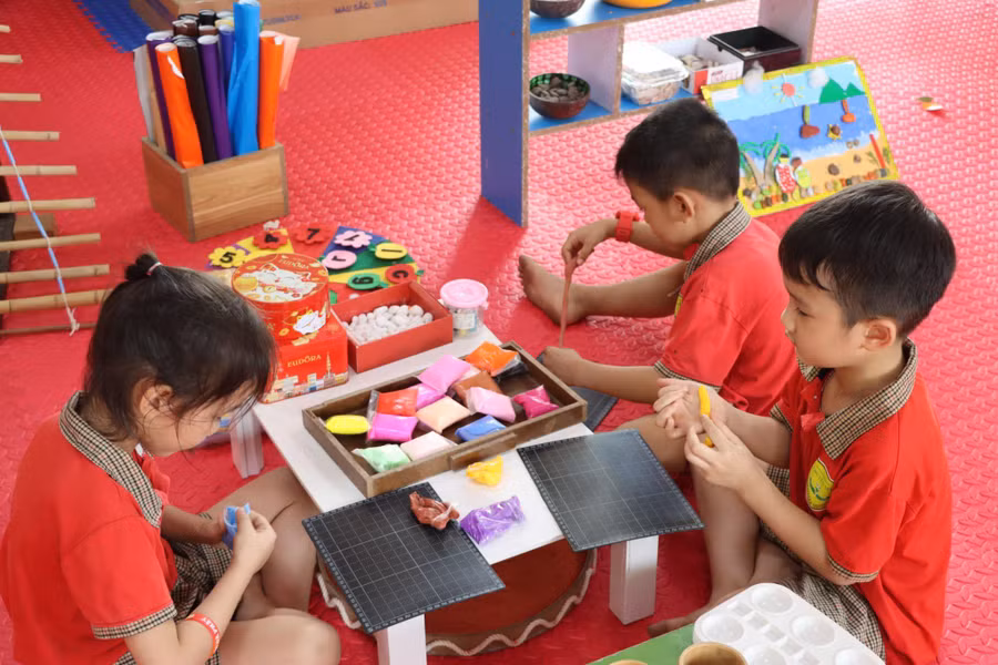 Trẻ được tham gia các hoạt động vận động thể chất sẽ giúp phát triển toàn diện.