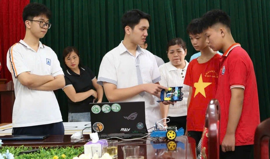 Học sinh xã Tri Lễ (Lạng Sơn) tham gia học và nghiên cứu Robot. Ảnh: NVCC