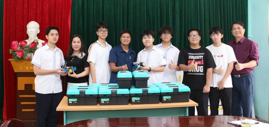 Ông Ngô Văn Hiền (thứ tư từ trái sang) cùng các đơn vị hỗ trợ tập huấn STEM, Robot. Ảnh: NVCC dua-stem-va-tri-tue-nhan-tao-den-vung-kho-2.jpg