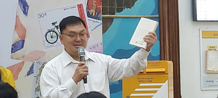 Tác giả Hoàng Nam Tiến gặp gỡ và giao lưu với độc giả về cuốn sách “Thư cho em”, tháng 5/2024. Ảnh: Bình Thanh. chien-dau-cho-hanh-phuc-ngay-sau-4.jpg