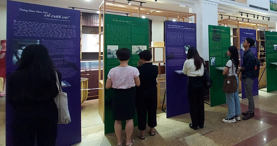 Người trẻ quan tâm đến những lá thư thời chiến của tướng Đan gửi cho vợ được trưng bày ở buổi giao lưu giữa tác giả với độc giả cuốn “Thư cho em”, tháng 5/2024. Ảnh: Bình Thanh. chien-dau-cho-hanh-phuc-ngay-sau-5.jpg