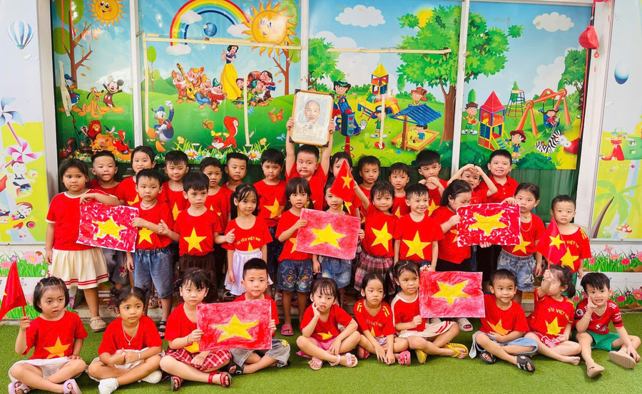Trẻ Trường Mầm non Ngôi Sao Sáng hào hứng với hoạt động “Bé mừng sinh nhật Bác Hồ”. Ảnh: Minh Anh
