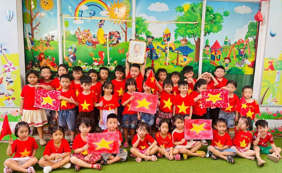 Trẻ Trường Mầm non Ngôi Sao Sáng hào hứng với hoạt động “Bé mừng sinh nhật Bác Hồ”. Ảnh: Minh Anh