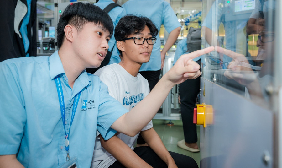 Sinh viên Trường Đại học Sư phạm Kỹ thuật TPHCM trải nghiệm thiết bị ở phòng thí nghiệm Yaskawa i3 -Mechatronics do doanh nghiệp tài trợ. Ảnh: HCMUTE