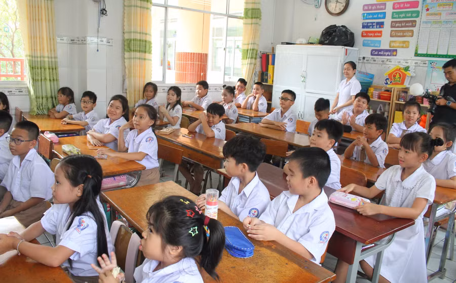 tranh xao tron ve truong lop (1).JPG