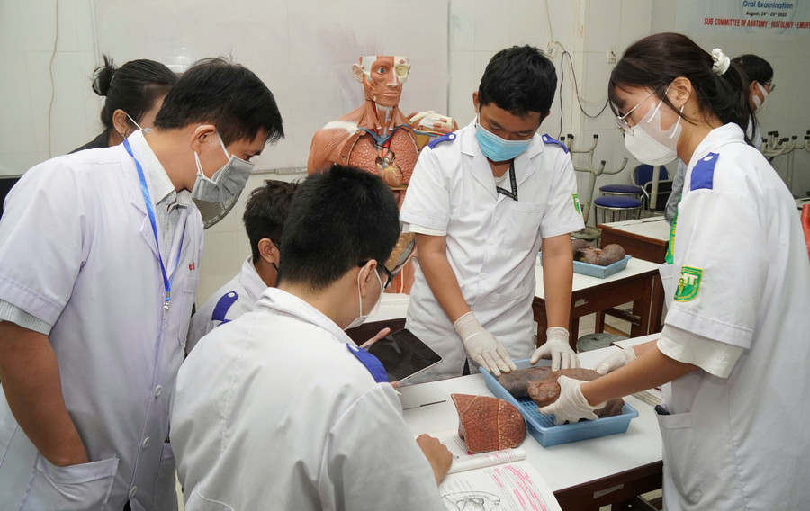 Sinh viên Trường Đại học Y khoa Phạm Ngọc Thạch trong giờ thực hành.