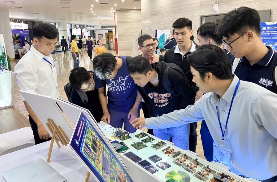 Học sinh, sinh viên tìm hiểu thông tin về chương trình đào tạo, cơ hội nghề nghiệp trong lĩnh vực vi mạch bán dẫn. Ảnh: N.Q