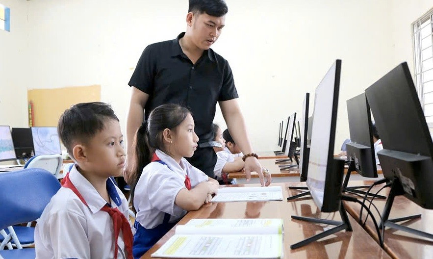 Thầy Huỳnh Thăng - giáo viên Tin học Trường Tiểu học Vĩnh Trung 2, huyện Vị Thủy (Hậu Giang) được tuyển dụng theo Nghị quyết 12 của HĐND tỉnh. Ảnh: Q.A