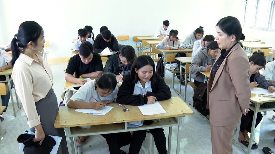Ban Chỉ đạo Kỳ thi tốt nghiệp THPT 2025 tỉnh Kon Tum kiểm tra công tác ôn tập, chuẩn bị cho kỳ thi. Ảnh: Trúc Hân chu-dong-cac-phuong-an-2-6178.jpg