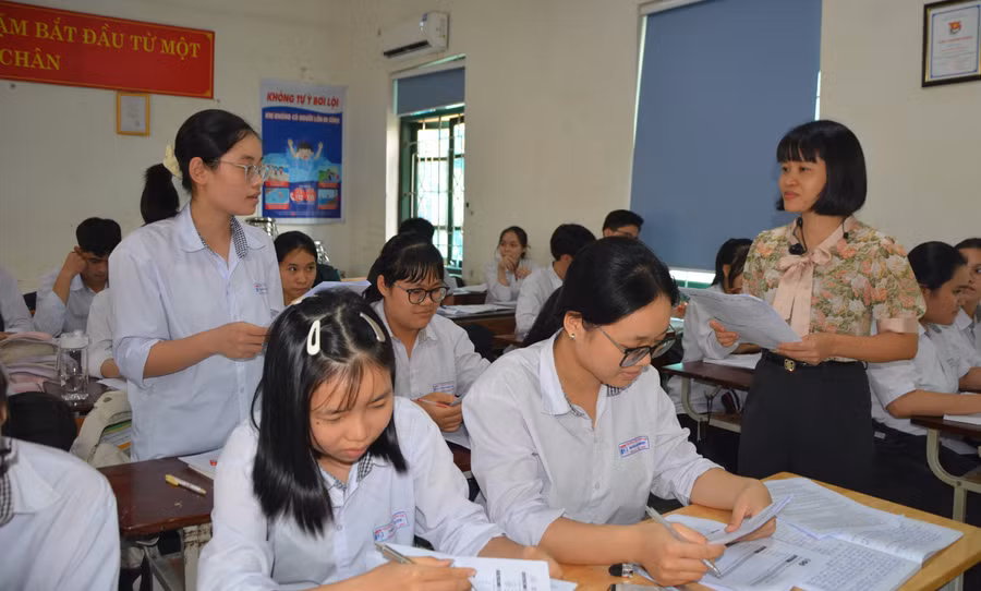 Cô và trò Trường THPT Yên Lạc (Vĩnh Phúc) tích cực ôn tập cho Kỳ thi tốt nghiệp THPT. 