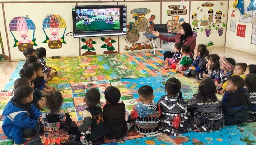 Cô giáo Đỗ Thị Loan dùng video tạo cảm xúc thu hút học trò. Ảnh: NTCC