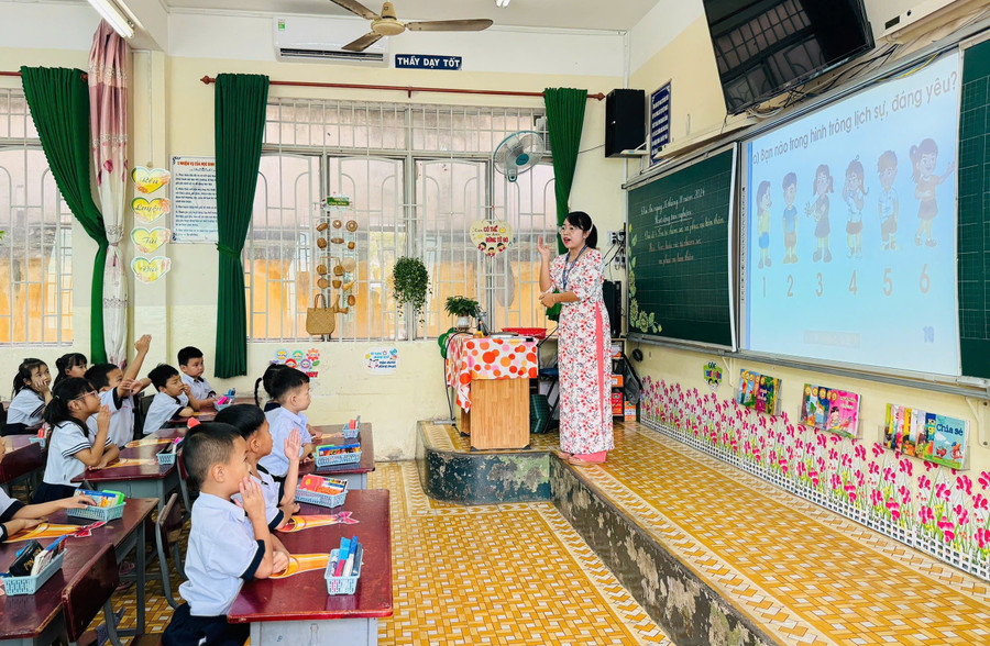 Cô Nguyễn Thị Thanh Thảo - một trong những giáo viên tiên phong của Trường Tiểu học Thuận Kiều ứng dụng công nghệ số trong giảng dạy. Ảnh: MA pho-cap-so-cho-giao-vien-2.jpg