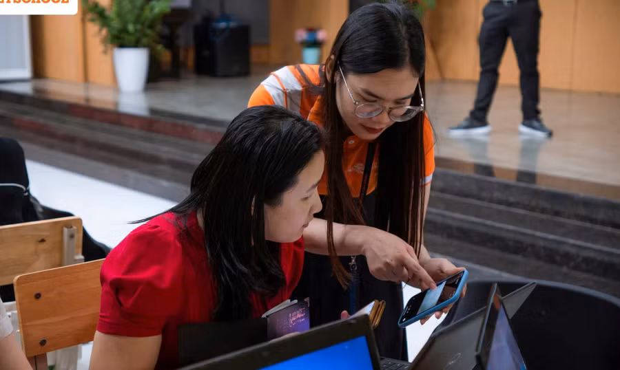 Chuyên gia đến từ FPT PolySchool trong buổi tập huấn cho giáo viên ở TP Cần Thơ. Ảnh: VA