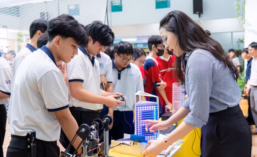 Học sinh THPT tìm hiểu về công nghệ tại Trường Đại học Công nghiệp TPHCM. Ảnh: HUTECH