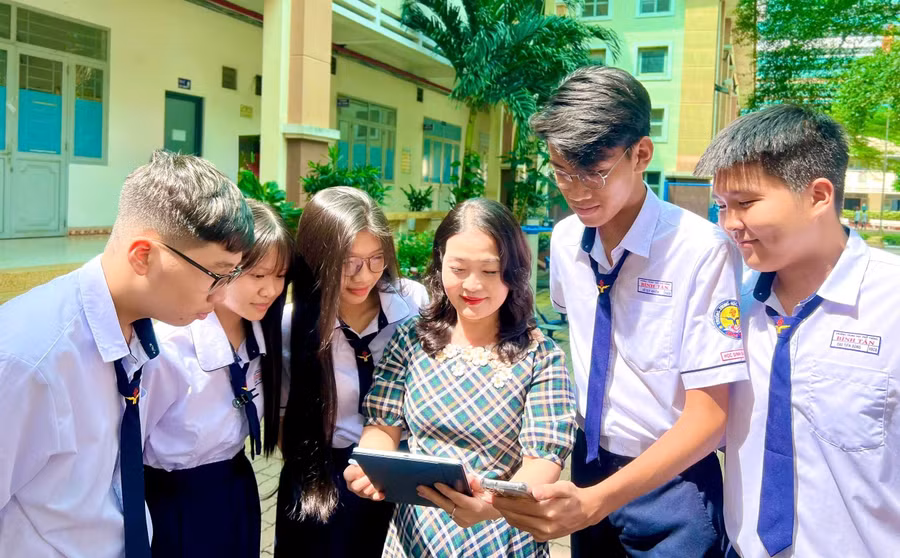 Bà Nguyễn Thị Kim Huệ, Hiệu trưởng Trường THPT Bình Tân (TPHCM), trao đổi thông tin với học sinh. Ảnh: Minh Anh