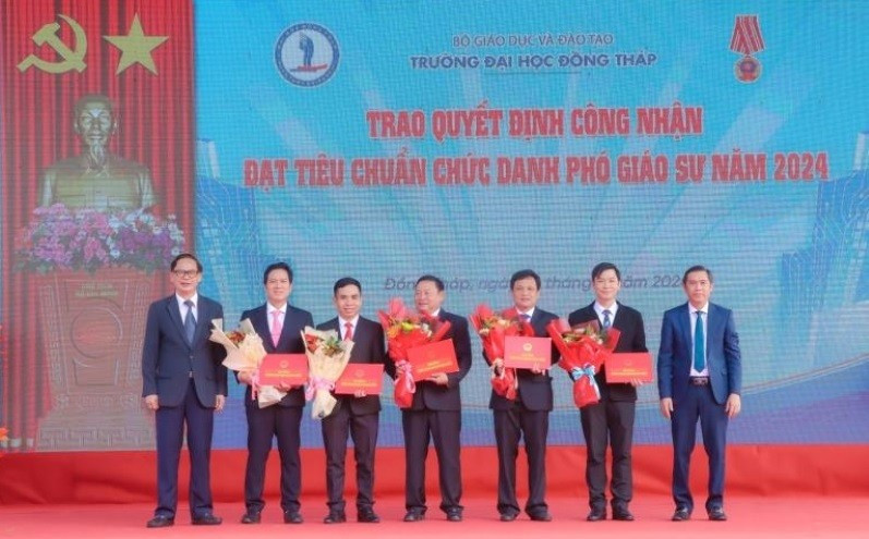 Trường Đại học Đồng Tháp trao quyết định bổ nhiệm chức danh phó giáo sư năm 2024. Ảnh: NTCC dai-ngo-de-thu-hut-giang-vien-2.jpg