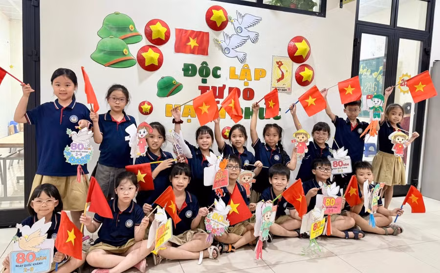 Học sinh Trường Tiểu học Đống Đa (Kim Liên, Hà Nội) làm đèn lồng về chủ đề 80 năm Quốc khánh. Ảnh: Đình Tuệ