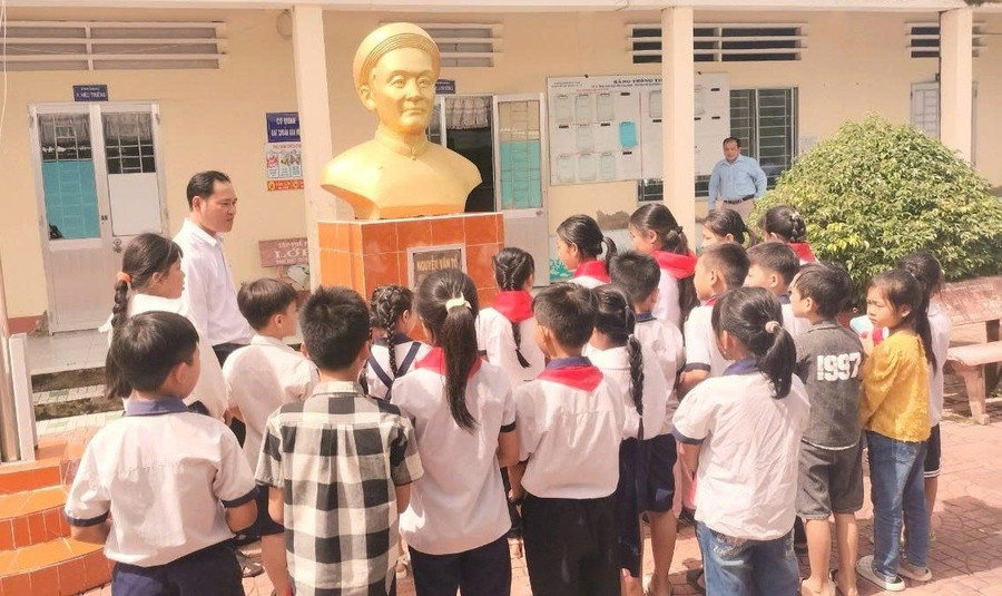 Học sinh Trường Tiểu học Nguyễn Văn Tố (Nguyễn Phích, Cà Mau) tham gia sinh hoạt chuyên đề về di tích lịch sử. Ảnh: Quách Mến gieo-hat-giong-yeu-nuoc-tu-mai-truong-2.jpg