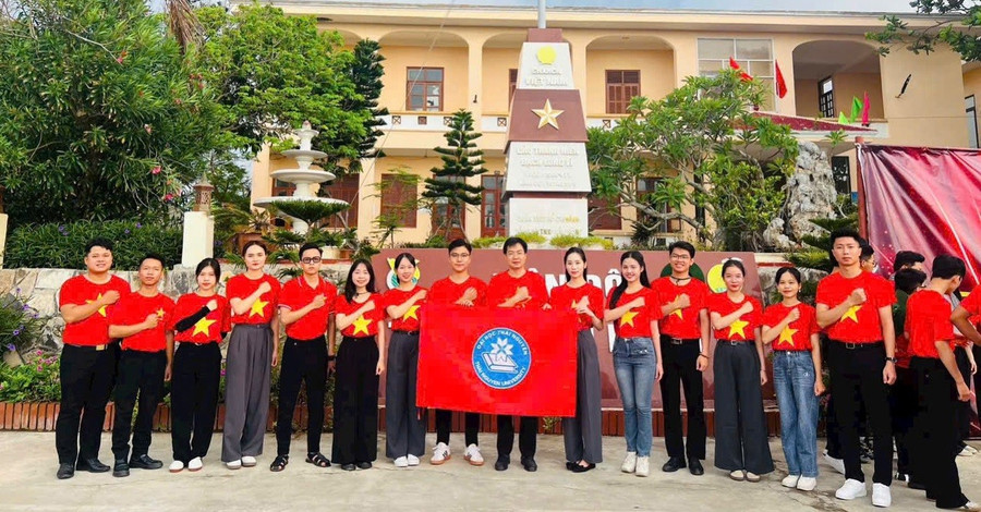 Đoàn viên, sinh viên Đại học Thái Nguyên chào cờ và hát Quốc ca tại đảo tiền tiêu Bạch Long Vĩ. Ảnh: NTCC gieo-hat-giong-yeu-nuoc-tu-mai-truong-1.jpg