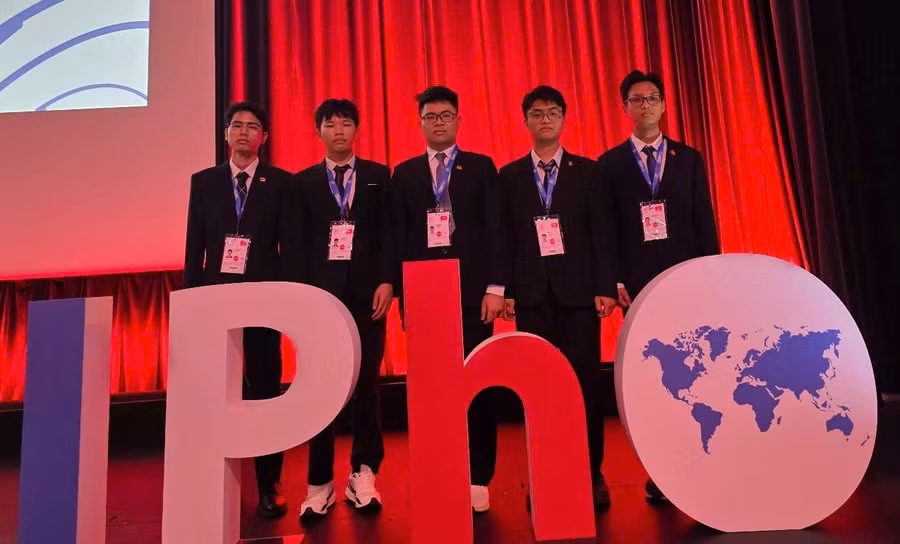 Trần Lê Thiện Nhân (ngoài cùng bên phải) và các thành viên trong đội tuyển Olympic Vật lí quốc tế năm 2025. Ảnh: Moet