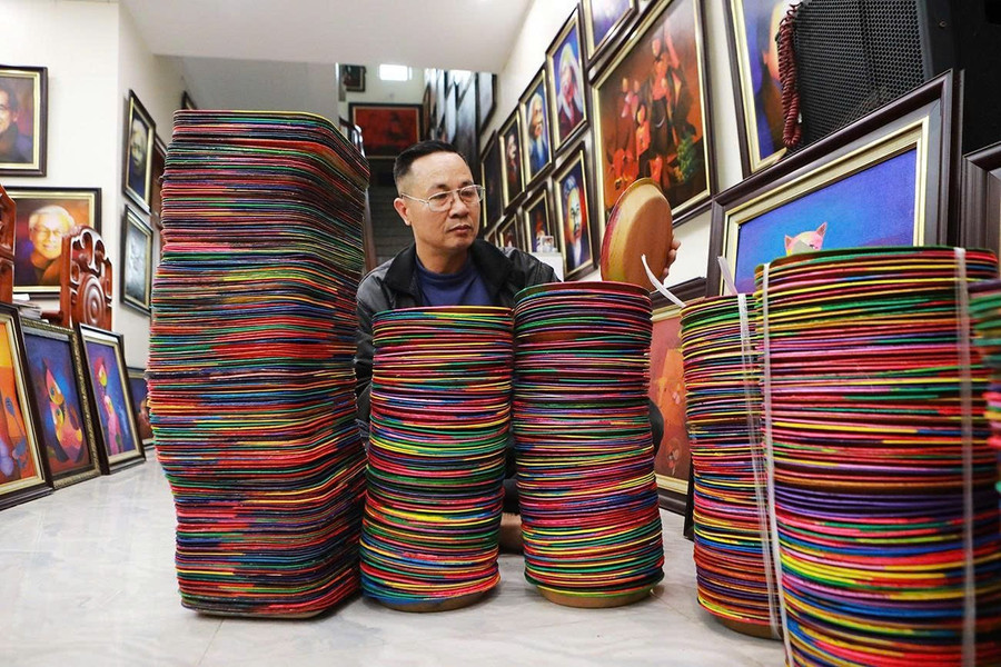 Họa sĩ Hoàng Trúc bên bộ sưu tập tranh. Ảnh: Hồng Phú. hoa-si-ky-luc-gia-hoang-truc-5.jpg