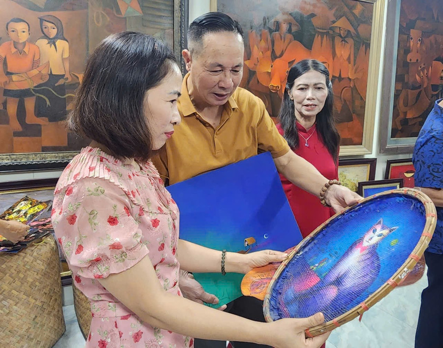 Họa sĩ Hoàng Trúc giới thiệu về bộ sưu tập tranh của mình. 