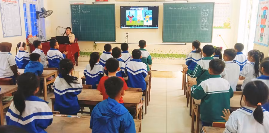 Mỗi buổi học, các trường học tại huyện Kỳ Sơn bố trí giáo viên chủ nhiệm trợ giảng, quản lý lớp để việc dạy học tiếng Anh trực tuyến hiệu quả. Ảnh: NTCC