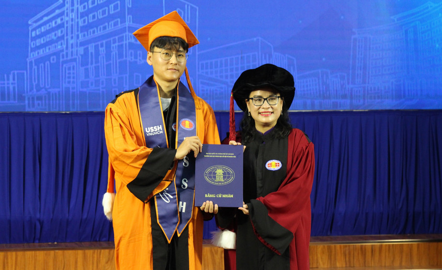 Kwon Jae Uk nhận bằng tại Lễ tốt nghiệp tháng 11/2025. Ảnh: HCMUSSH