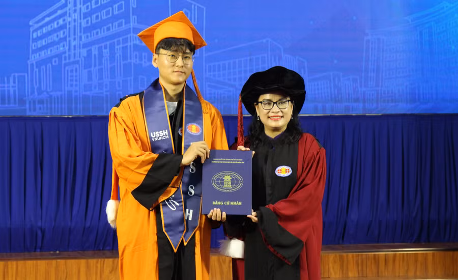 Kwon Jae Uk nhận bằng tại Lễ tốt nghiệp tháng 11/2025. Ảnh: HCMUSSH