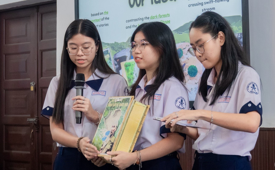 Học sinh Trường THPT chuyên Trần Đại Nghĩa (TPHCM) thuyết trình sản phẩm cuộc thi viết cảm nhận và thiết kế bìa sách về Bác Hồ bằng tiếng Anh, tiếng Pháp và tiếng Đức. Ảnh: TĐN