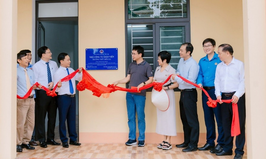 Công đoàn Giáo dục Việt Nam trao tặng nhà công vụ cho giáo viên vùng khó. Ảnh: NVCC