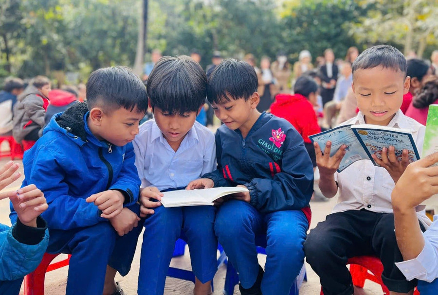Học sinh Trường Tiểu học - THCS A Xing. Ảnh: NTCC de-co-mot-bo-sach-giao-khoa-chung-som-nhat-4.jpg