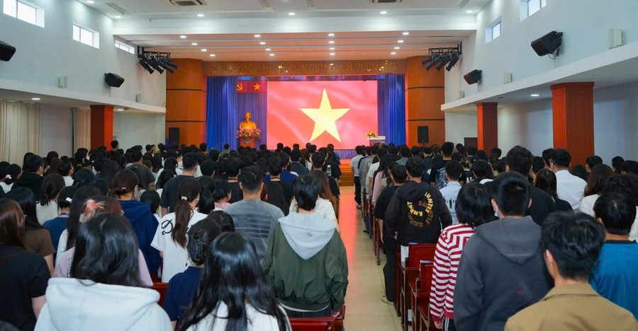 Sinh viên Trường Đại học Mở Đại học Mở TP HCM trong lễ chào cờ. Ảnh: HCMCOU