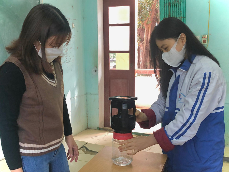 Giáo viên, học sinh Trường THPT Lam Kinh (huyện Thọ Xuân, tỉnh Thanh Hóa) với sản phẩm máy bắt muỗi - giải Ba Cuộc thi khoa học kỹ thuật cấp tỉnh năm 2021 - 2022. Ảnh: NTCC