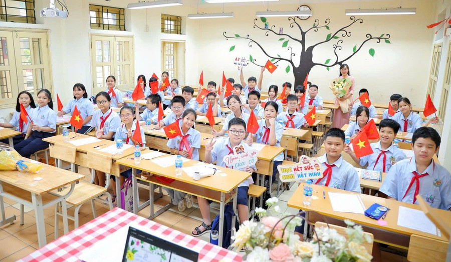 Cô trò Trường THCS Đống Đa (Kim Liên, Hà Nội).